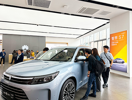 自動車展示会場